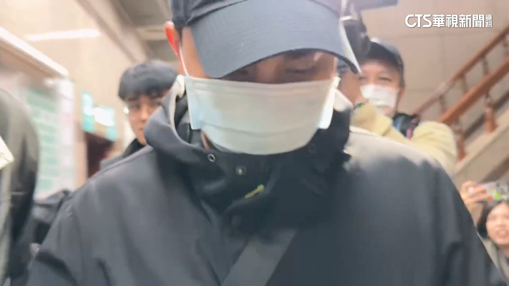 邱軍肇逃車損照曝光！　否認酒駕辯「以為撞石墩」