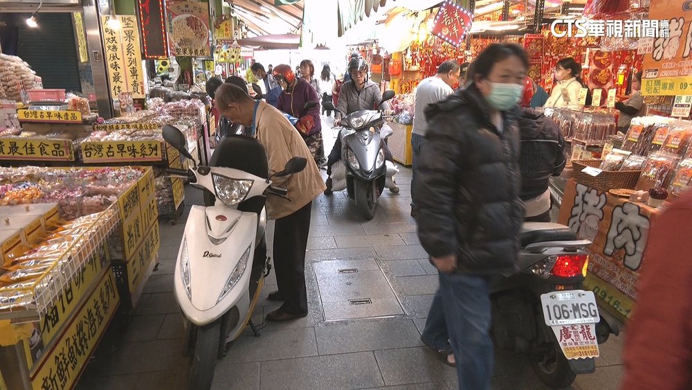年貨大街成行人地獄？！　機車竄三鳳中街　行人驚險閃避