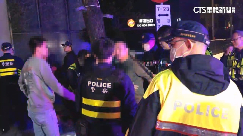 南屯KTV濺血！男口角攻擊女友人　警噴辣椒水上銬送醫