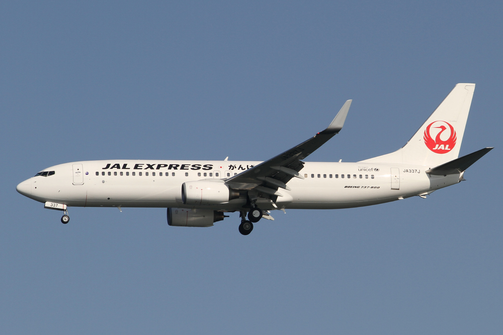 日航客機飛抵羽田「降落時爆胎」　所幸機上65人均安