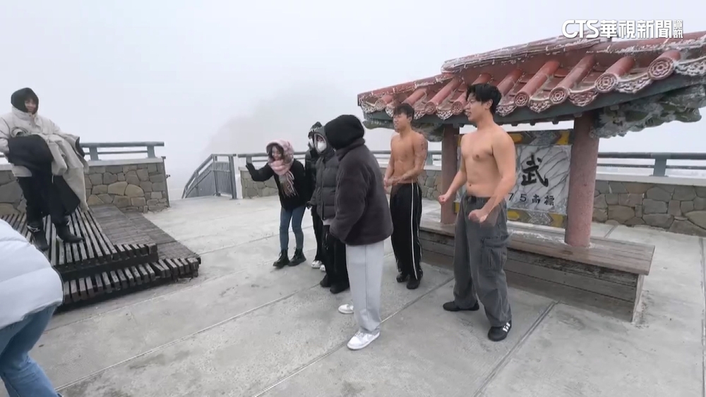 大學生夜衝武嶺打赤膊嗨舞　遊客爬山壁拍殘雪恐挨罰