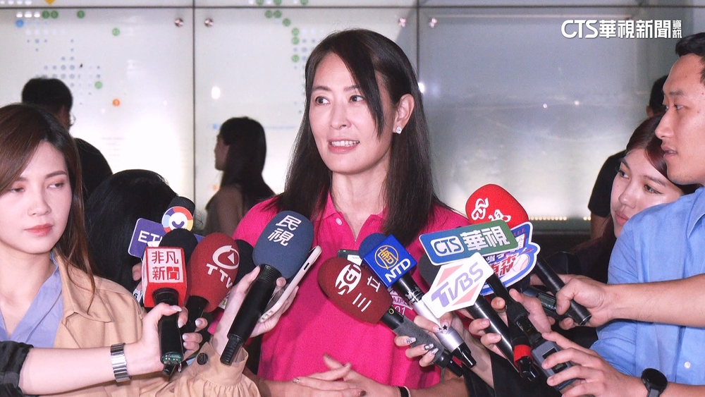 周玉蔻轟領「百萬月薪」當小網紅　賈永婕駁：沒超過部長級