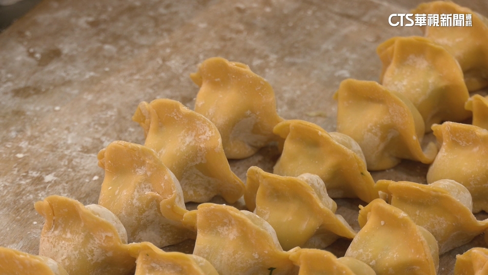 蛇年吃「元寶」盼招財！　水餃產線第一線揭祕