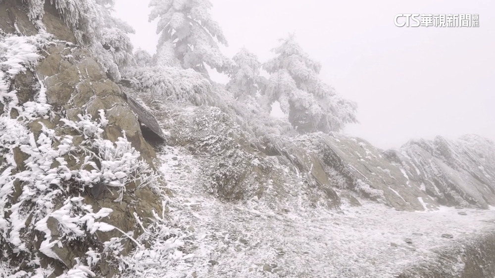 冷氣團發威！嘉明湖積雪2公分　合歡山清晨下雪霰