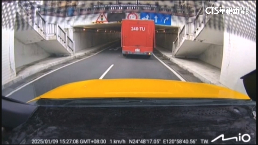 「變形金剛」出事！　新竹市消防局指揮車撞地下道卡住