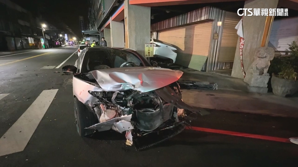 台中清晨車禍！　2車擦撞「衝騎樓」　駕駛一度受困