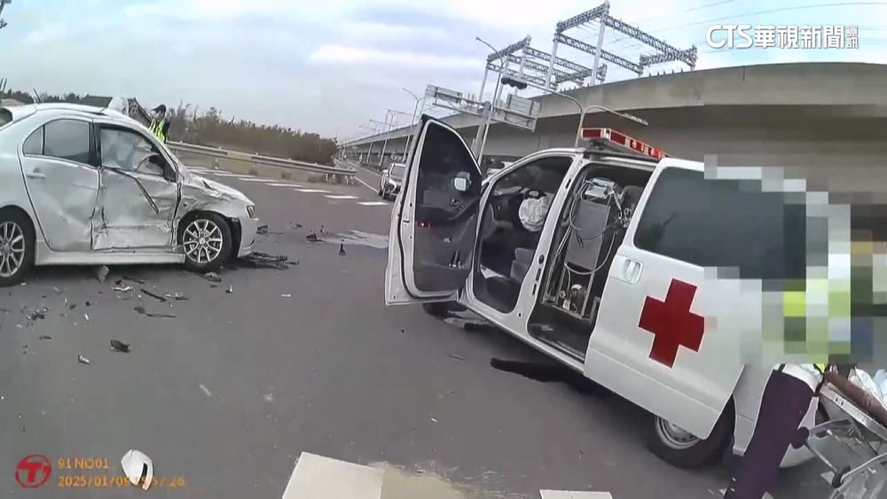 搭救護車轉診遇劫！　路口「攔腰追撞」婦頭重創亡