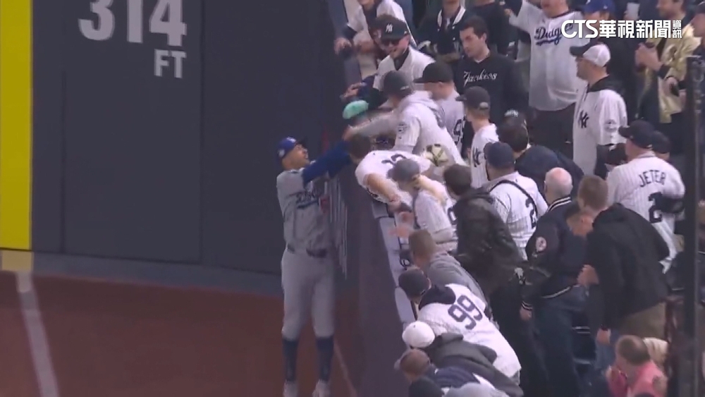 硬抓Betts搶球的代價！　2位洋基迷終生禁止進場