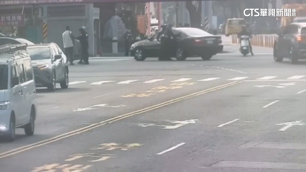 處理路口車禍　高雄警疏導交通險遭撞驚險閃過