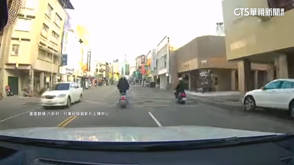 疑行車糾紛！　女騎士對駕駛比不雅手勢還蛇行.跳舞