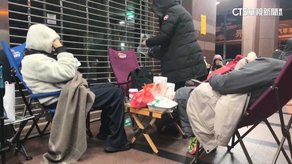 搶劃孩子補習班座位　家長頂低溫「夜排12小時」