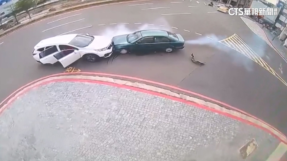 新竹車站前圓環逆向車禍　車尾冒煙嚇壞乘客