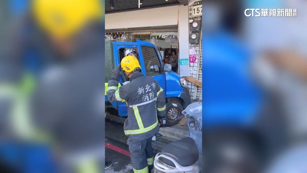 血糖過低？小貨車突撞進騎樓　一家三口驚險躲劫