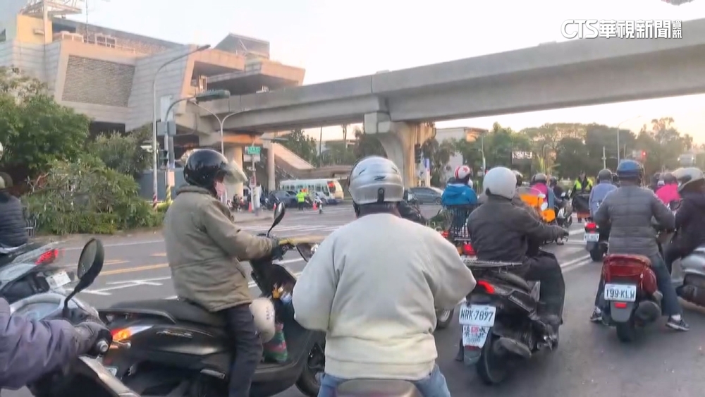 高雄馬拉松賽事管制現亂象　騎士鑽賽道超危險