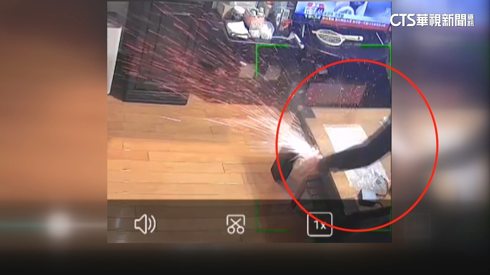 險燒屋！男自換吸塵器鋰電池　下秒爆燃亂竄灼傷手