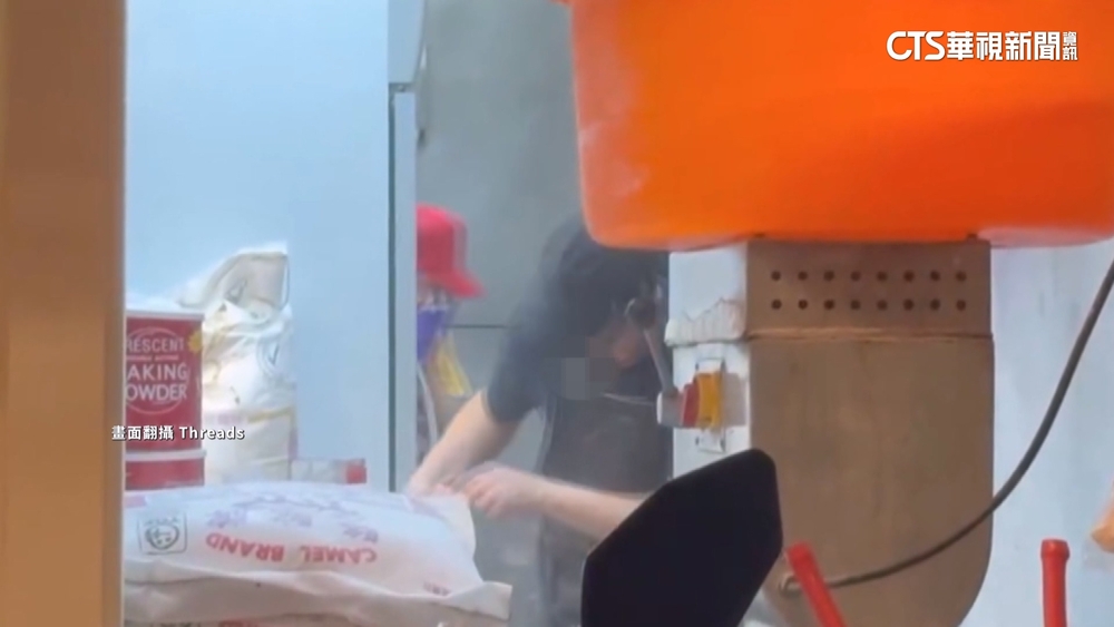 離譜！　豆漿店員工廚房叼菸　業者：已嚴格懲處