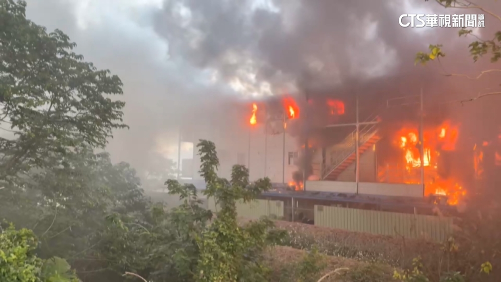 桃園移工宿舍大火　竄濃煙幸未波及國道車流