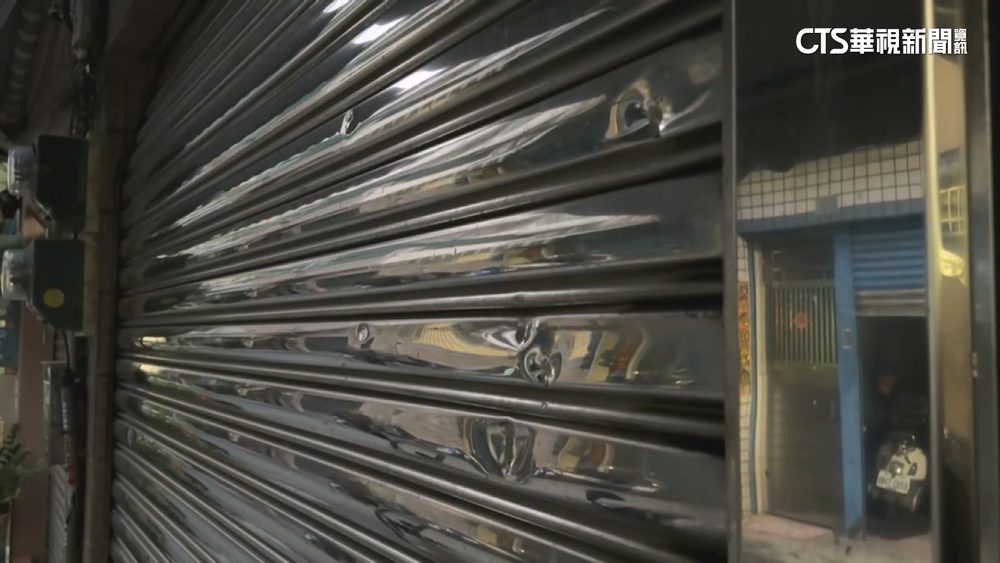 出租車遭扣牌「賠償談不攏」　男撂人狂砸民宅鐵門