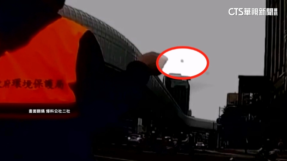 知法犯法！環保局人員「抽菸.丟檳榔殼」　違法全都錄