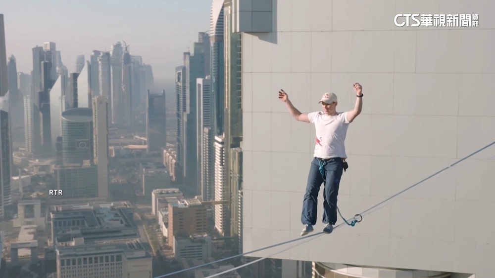 224m高空上　Roose「平躺」杜拜阿聯大廈間