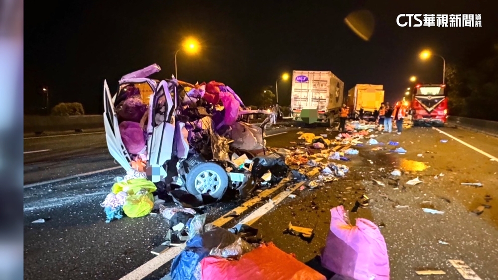 國道11車連撞！小貨車遭擠壓變形　兄妹雙亡