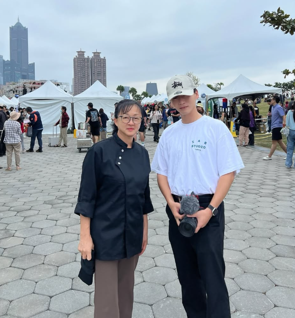 《黑白大廚》「學餐名家」來台掀熱潮　導演帥兒拍台灣全網被美哭：拍得太好了