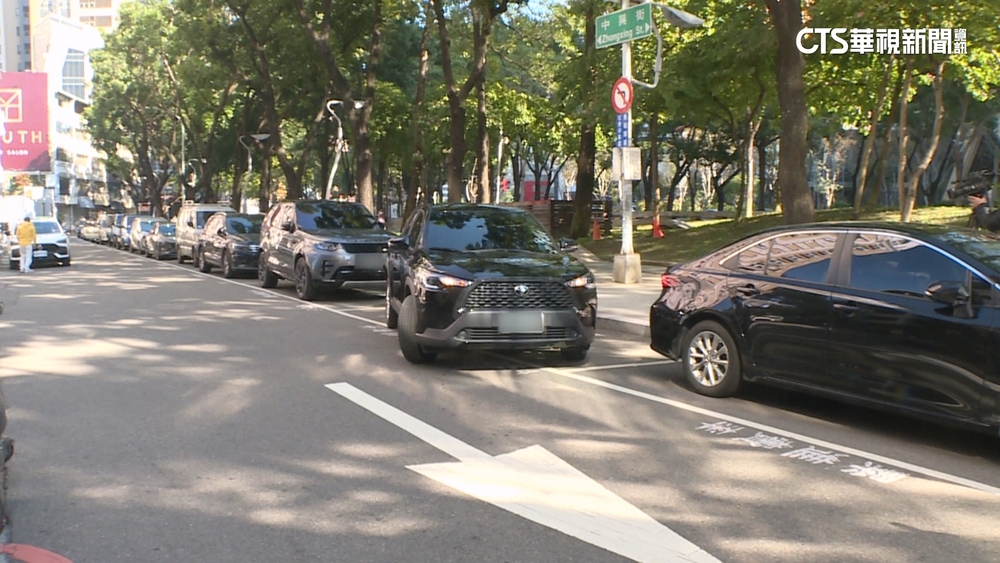 草悟道上演「漁翁得利」？　2女搶車位...第3人停走！