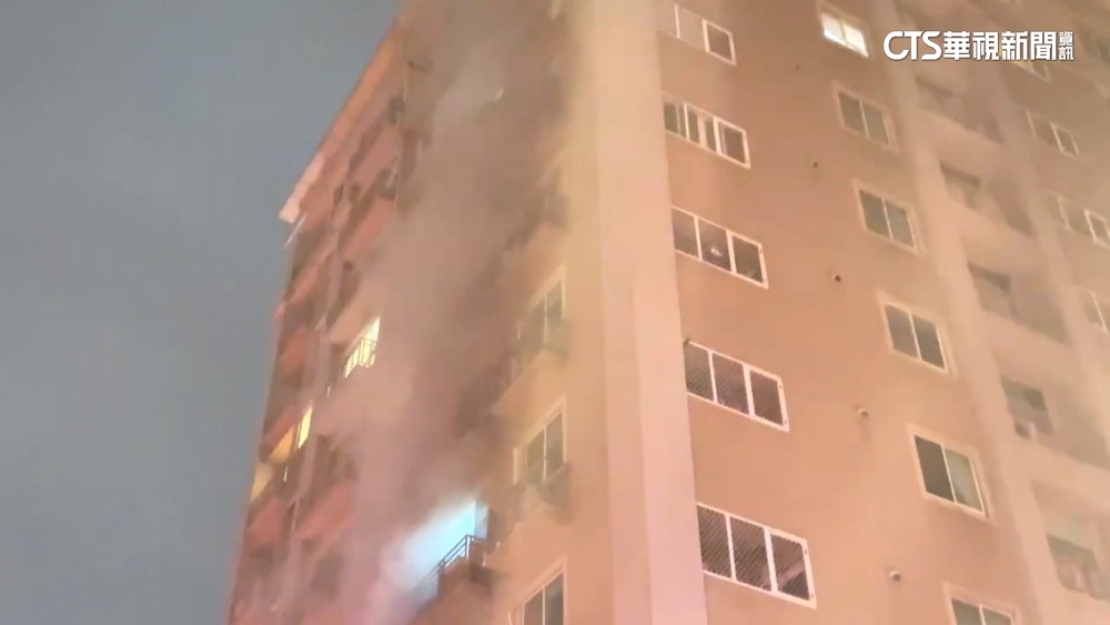 桃園平鎮住宅起火濃煙狂竄　住戶受困3人送醫
