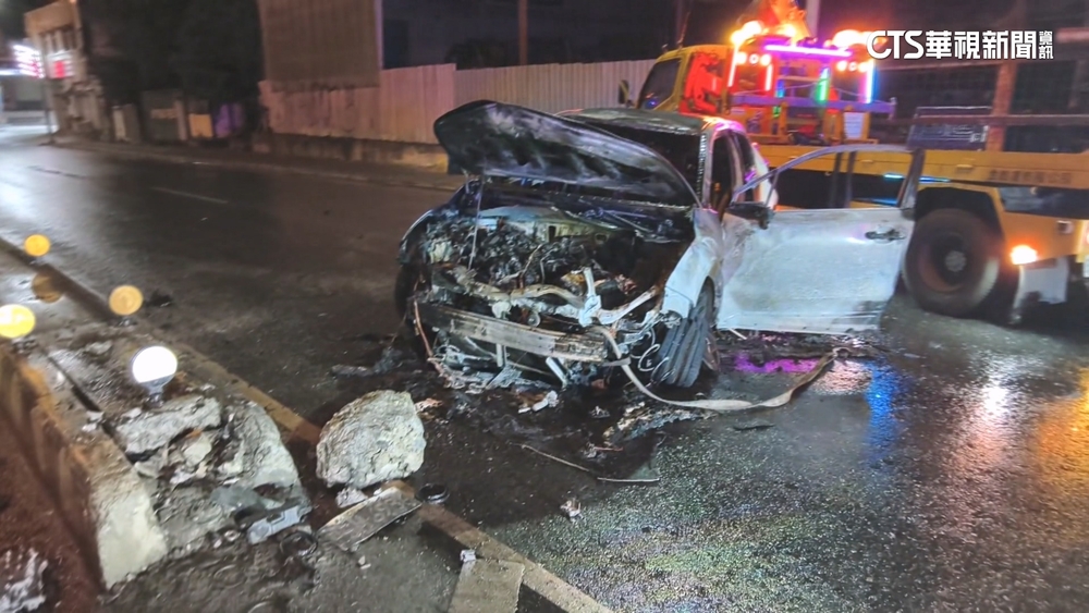 女酒駕自撞匝道火燒車.偵訊發酒瘋　公共危險罪送辦
