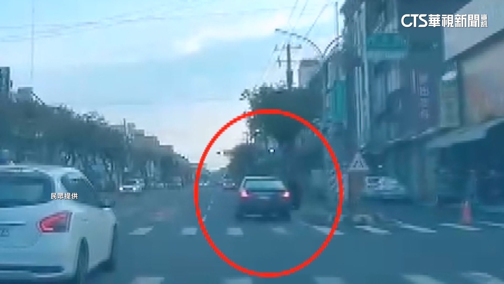 男分隔島攔車　駕駛突停快車道　警：依法罰