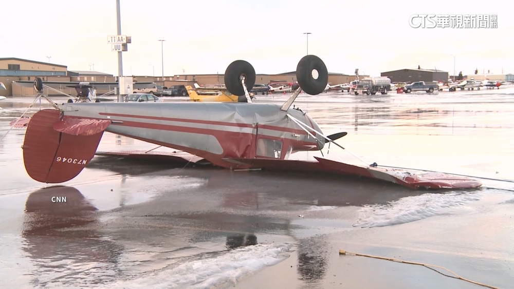 「颶風級」強風襲阿拉斯加！　吹垮天橋.掀翻飛機