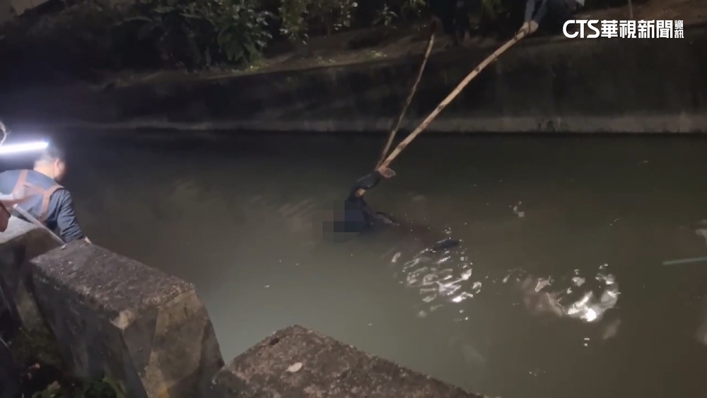 男喝醉騎車自摔大排喊救命　居民聞聲合力救援上岸