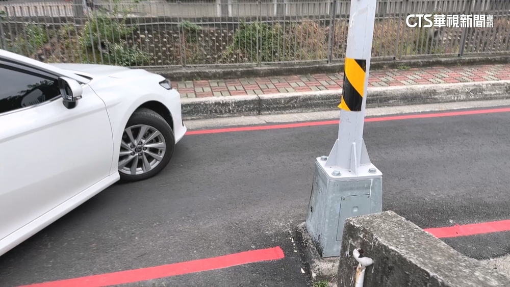 魔王級停車場！　燈桿緊鄰出口易撞　43人怒刷1星評論