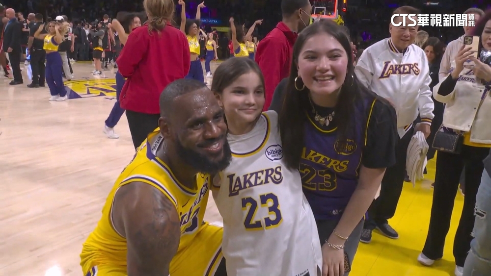 偶像的力量！　「詹皇」就在眼前　小球迷激動痛哭