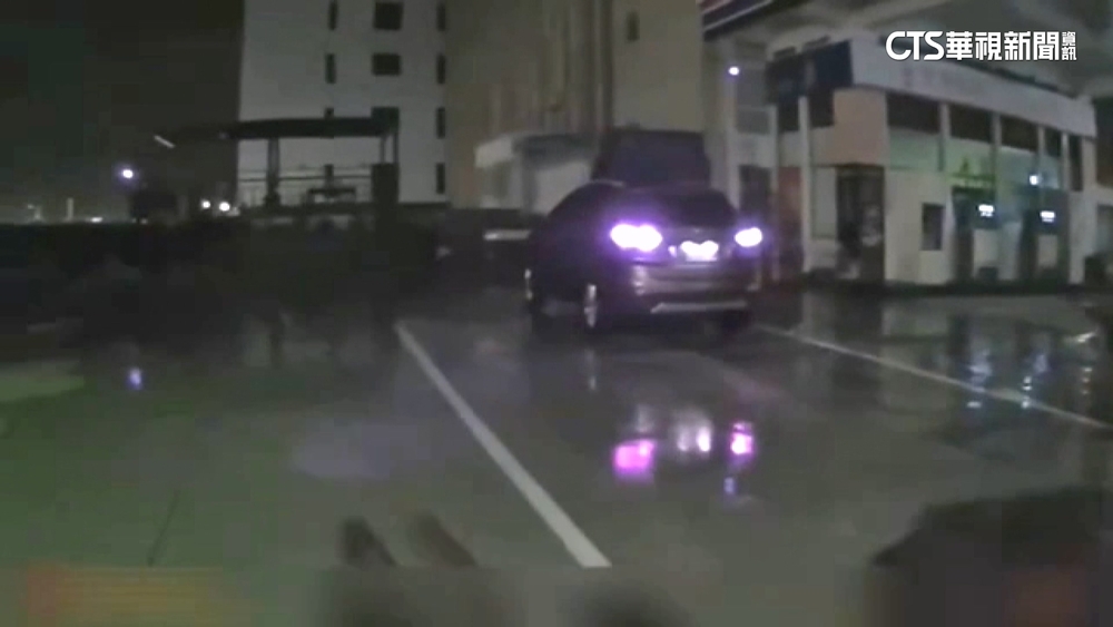 澎湖通緝犯拒盤查倒車逃　警開2槍制止反遭衝撞