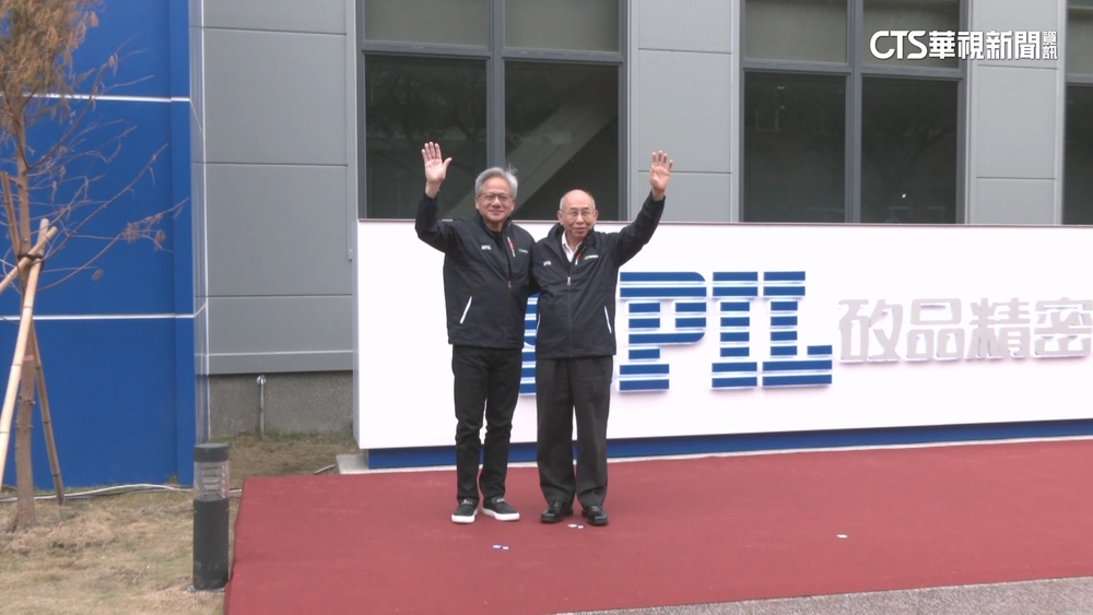 黃仁勳理髮改頭換面　髮型師送公仔祝輝達再當領頭羊