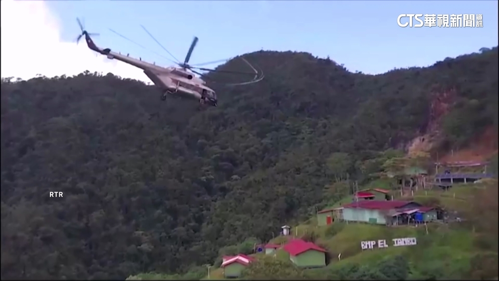 驚險一瞬間！秘魯警方直升機迫降山坡上