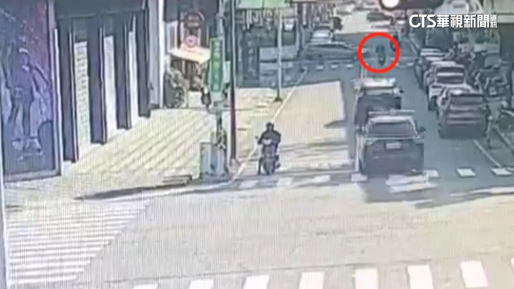 闖紅燈拒警攔查　騎士逆向蛇行又闖紅燈遭撞亡