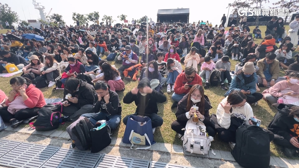 五月天公益演唱會開唱　歌迷排10小時卡位