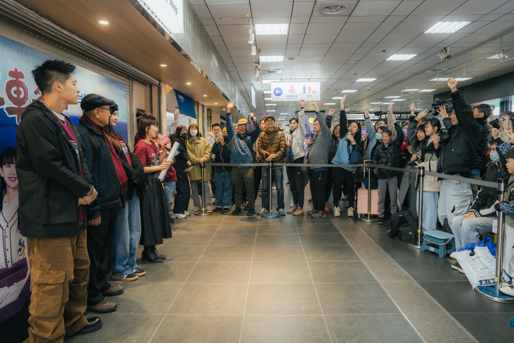 公視台語台與華視攜手台鐵推出的《火車來去》限定款鐵路便當快閃活動，吸引了大量人潮湧現。