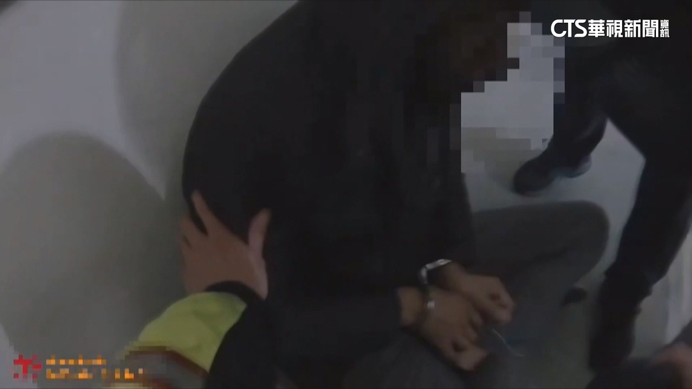 毒犯躲查緝當場「吞毒」　警急挖出：我是在救你！