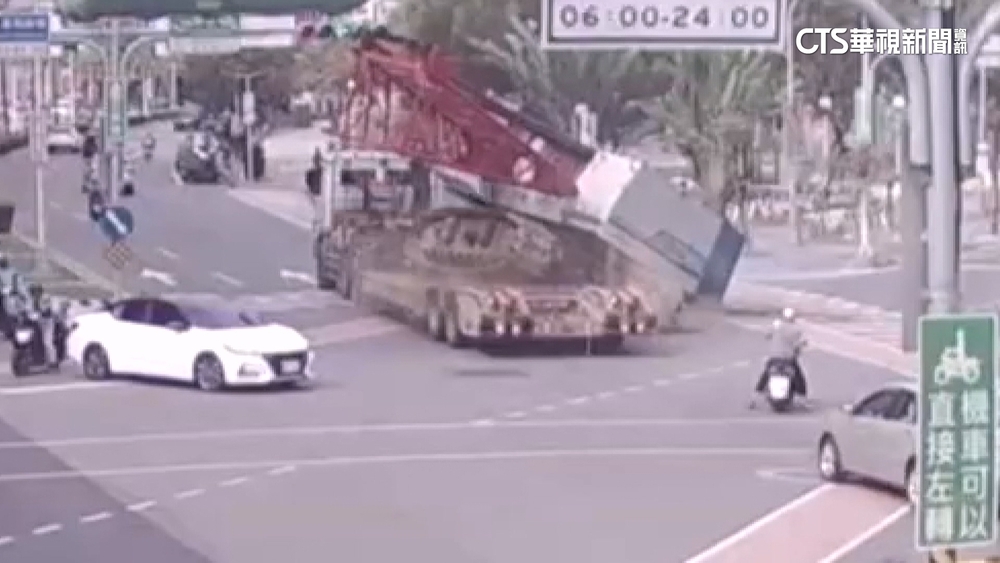 拖板車載運「疑未鎖緊」　吊臂車掉路面砸出洞