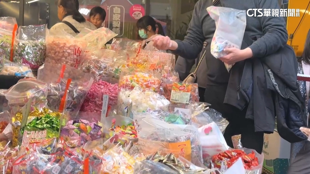 女大生逛年貨大街　疑被坑又買到過期一年糖