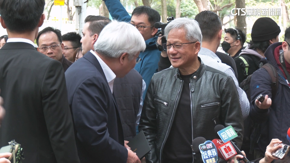 黃仁勳午宴伴手禮「輝達卡」曝 史詩級大合照