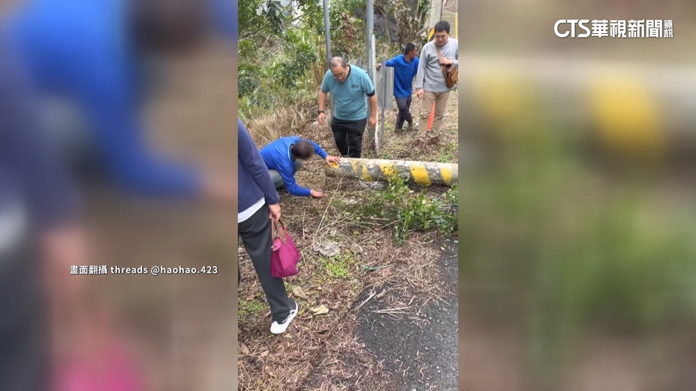 高雄寶來溫泉電桿倒塌阻通行　熱心民眾助移路邊