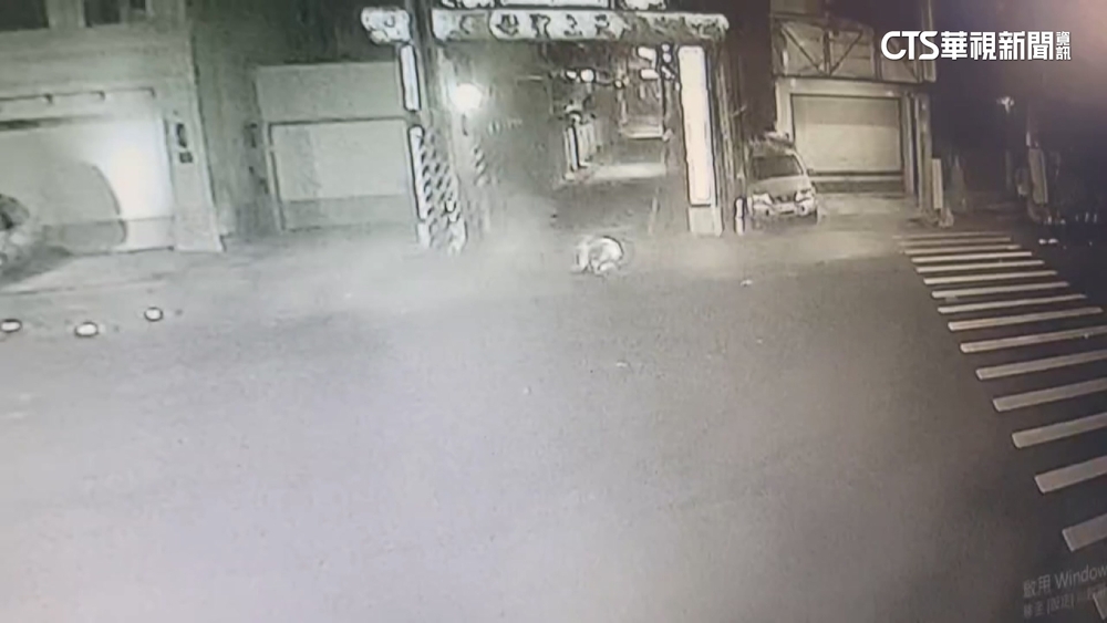 疲勞駕駛？　屏東轎車凌晨連撞2機車　釀1死1傷悲劇