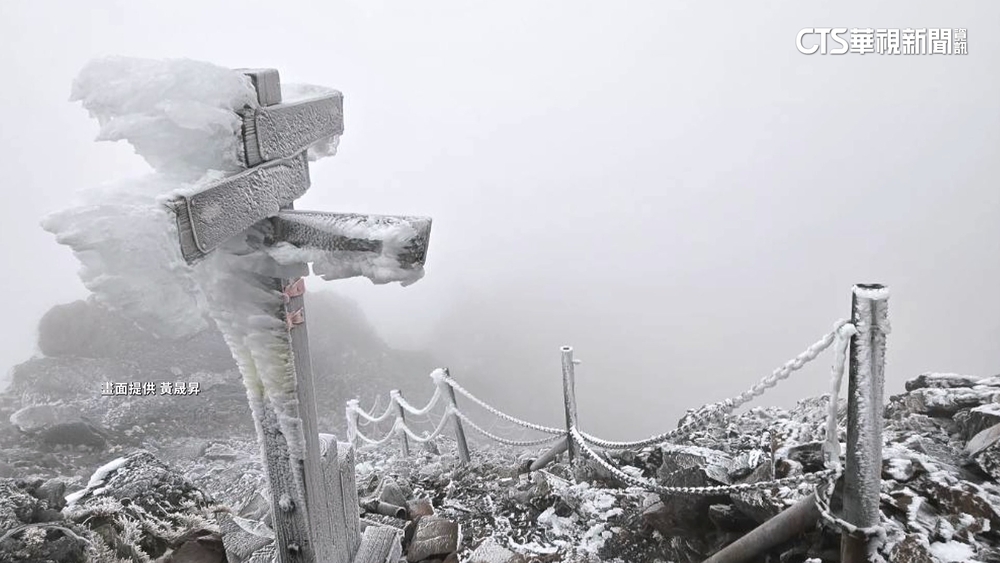合歡山水晶宮路段積雪10公分　車掛雪鏈仍打滑