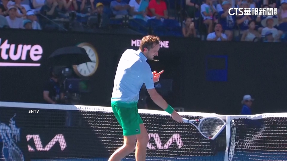 Medvedev摔球拍打壞攝影機　澳網罰約250萬台幣