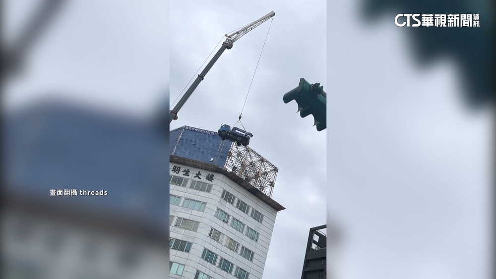 直擊中山商圈大樓拆招牌　「貨車掛10F」僅圈圍1車道