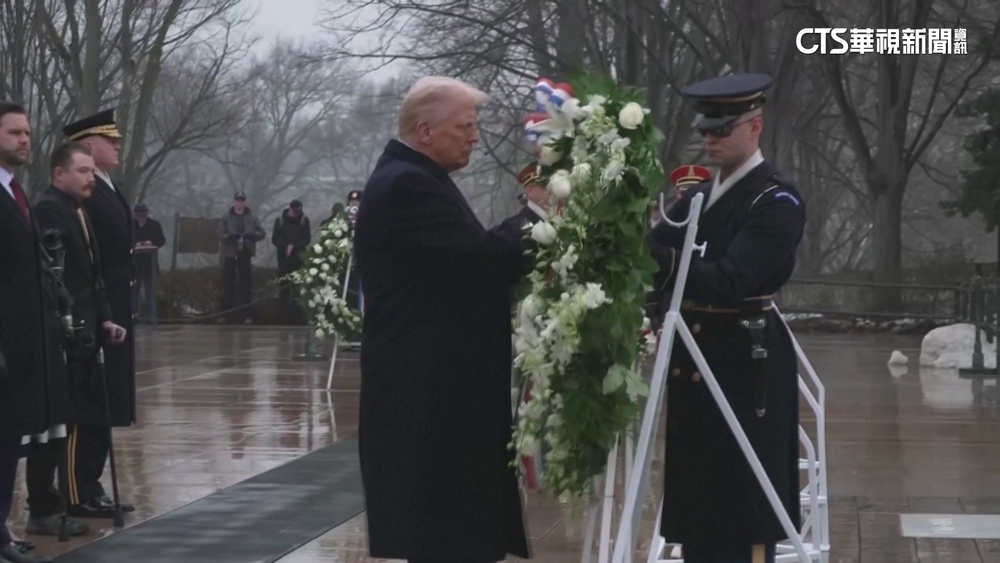 川普就職前「MAGA」造勢　與范斯訪阿靈頓公墓